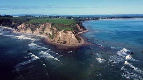 Playa-Maketu-Con-Un-Idílico-Paisaje-Marino-En-La-Isla-Norte,-Nueva-Zelanda---Toma-Aérea