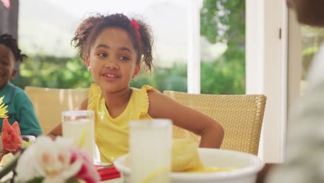 Niña-Afroamericana-Pasando-Tiempo-En-El-Jardín