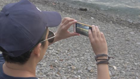 Mann-Fotografiert-Den-Sonnenuntergang-Am-Strand