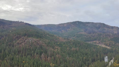 La-Antena-Del-Dron-Desciende-Mientras-Mira-Una-Cicatriz-De-Quemadura-De-Incendio-Forestal-En-La-Ladera-De-Una-Montaña