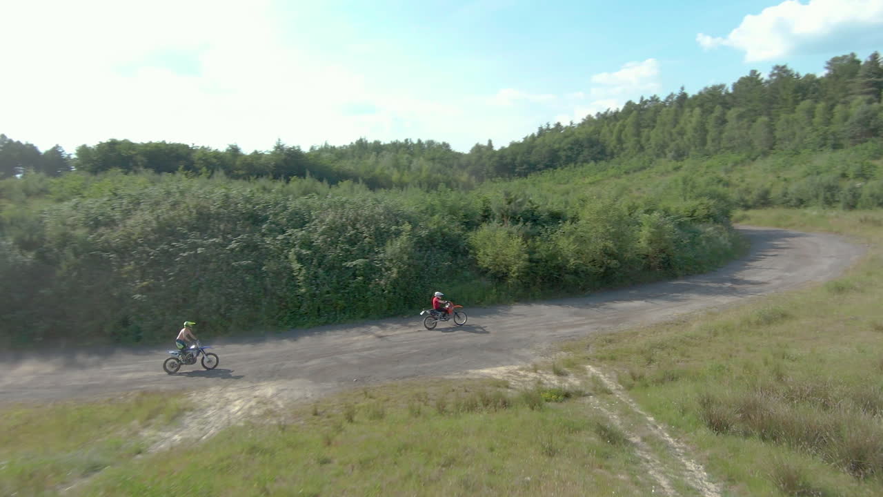 원격 환경의 험난한 지형에서 운전하는 프로 레이서