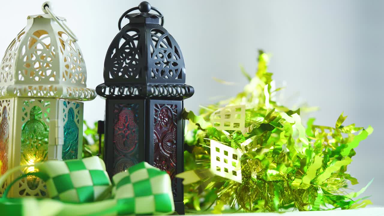 Arabisk lanterne og båndketupat på grønn bakgrunn