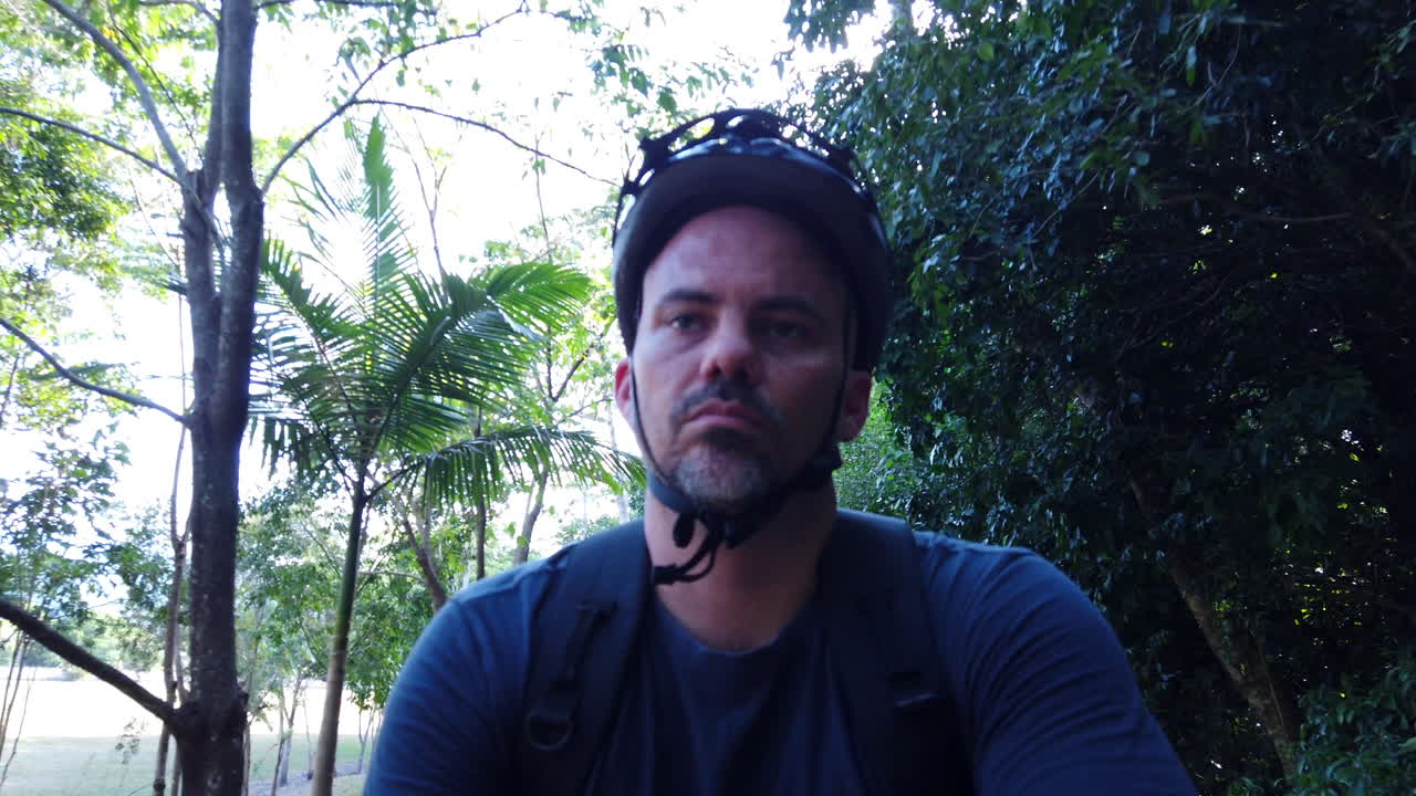 자전거를 타고 있는 남자