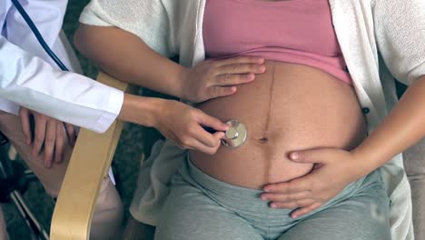 Mujer-Embarazada-Y-Médico-Ginecólogo-En-El-Hospital