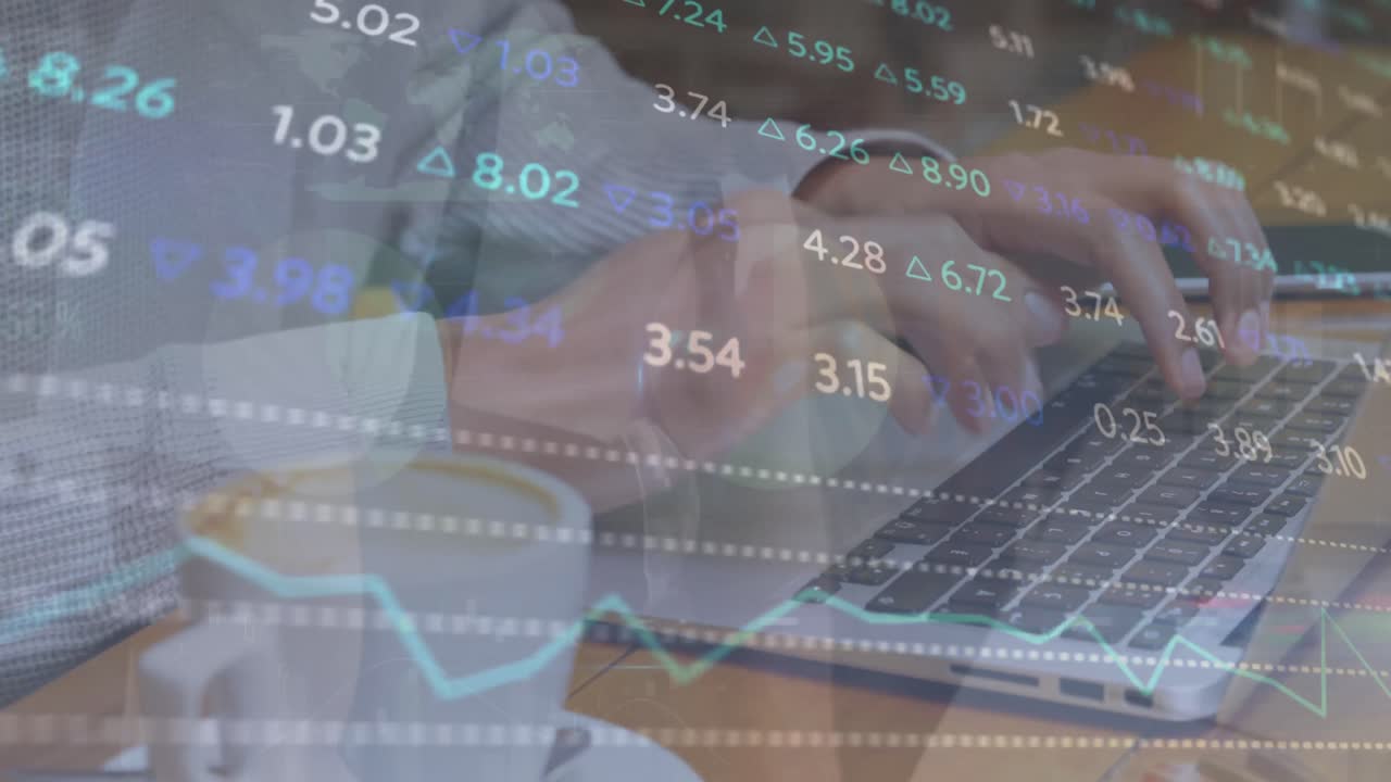 animación de datos financieros sobre mujer caucásica usando portátil