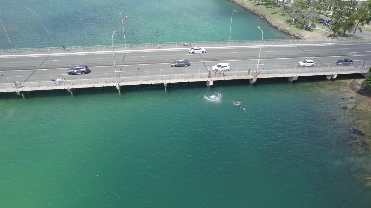 풀백 공개 샷 - tallebudgera 다리 - jellurgal burleigh 산 - 골드 코스트 - 퀸즐랜드 - 호주