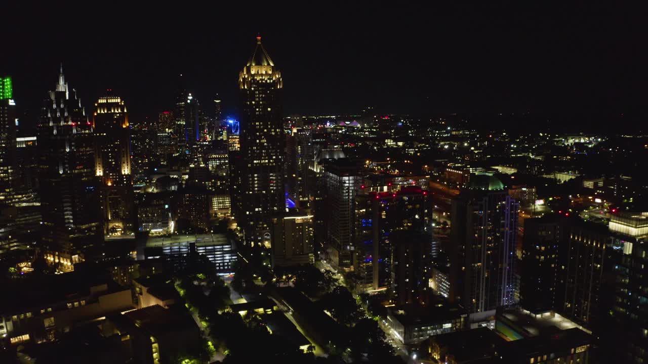 조지아 주 애틀랜타 시내의 불빛과 마천루에서 멀리 날아가는 야간 촬영