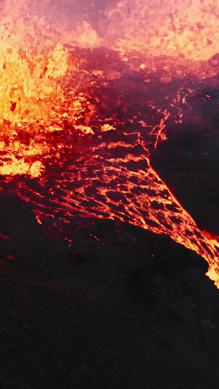 Spettacolare eruzione naturale di lava all'interno del cratere Sundhnukur. Estremo primo piano aereo con drone