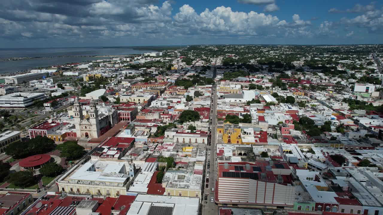 tomada de avión no tripulado del centro de la ciudad de campeche en méxico