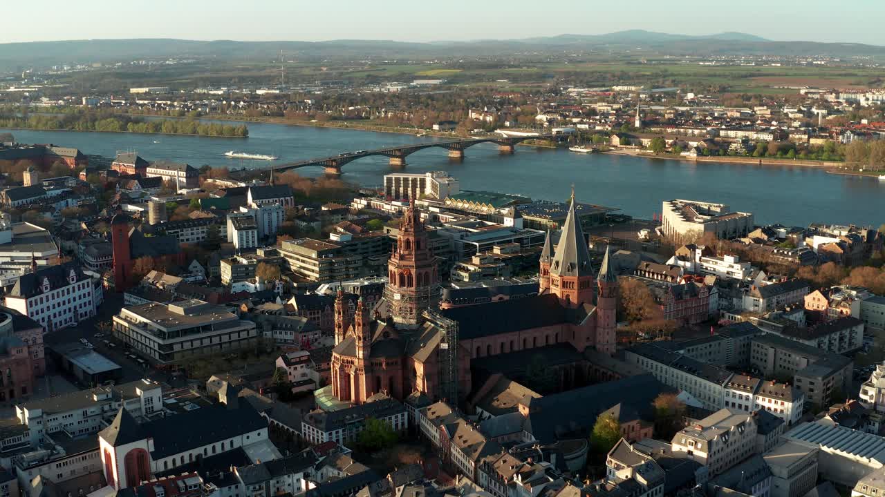 Semakin dekat dengan Gereja Katedral Mainz di hari musim semi yang hangat, dengan sungai biru terlihat di latar belakang.