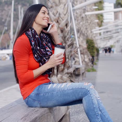 Hübsche-Stylische-Junge-Frau-In-Bunter-Mode