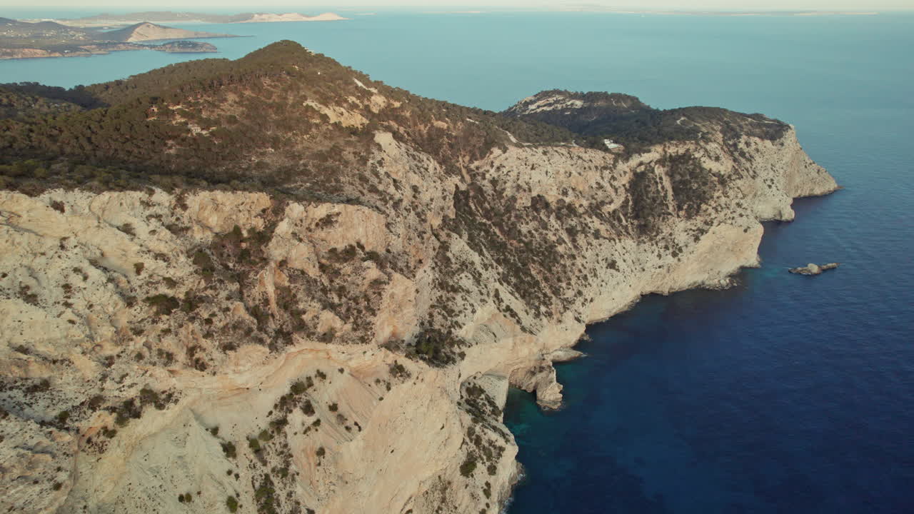 vista aérea de la punta roja y el tranquilo mar azul en ibiza, españa