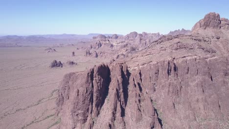 Una-Antena-Sobre-Los-Picos-Altos-Y-áridos-Del-Desierto-De-Sonora-En-Arizona-1