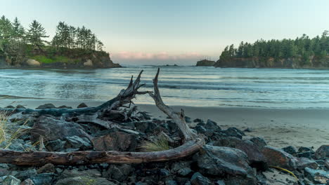 Blaue-Stunde-Sonnenaufgang-Im-Sunset-Bay-State-Park-In-Oregon---Low-Level-Aufnahme,-Zeitraffer