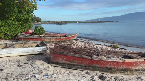 barcos de pesca de madera abandonados en la playa, república dominicana