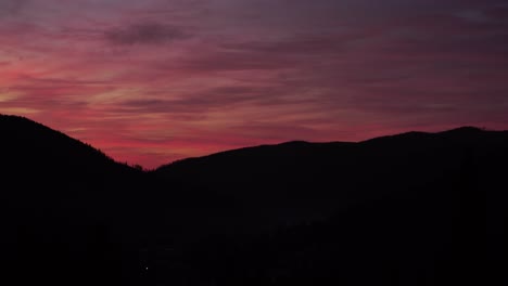 Statischer-Zeitraffer-Des-Sonnenaufgangs-über-Dem-Bergrücken