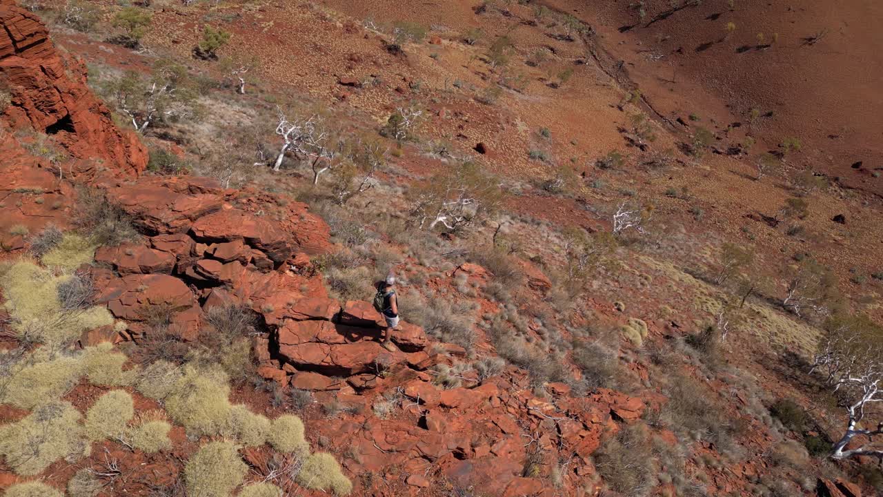오스트레일리아 의 사막 국립 공원 의 멋진 풍경 을 지켜보고 있는 남성 산책자