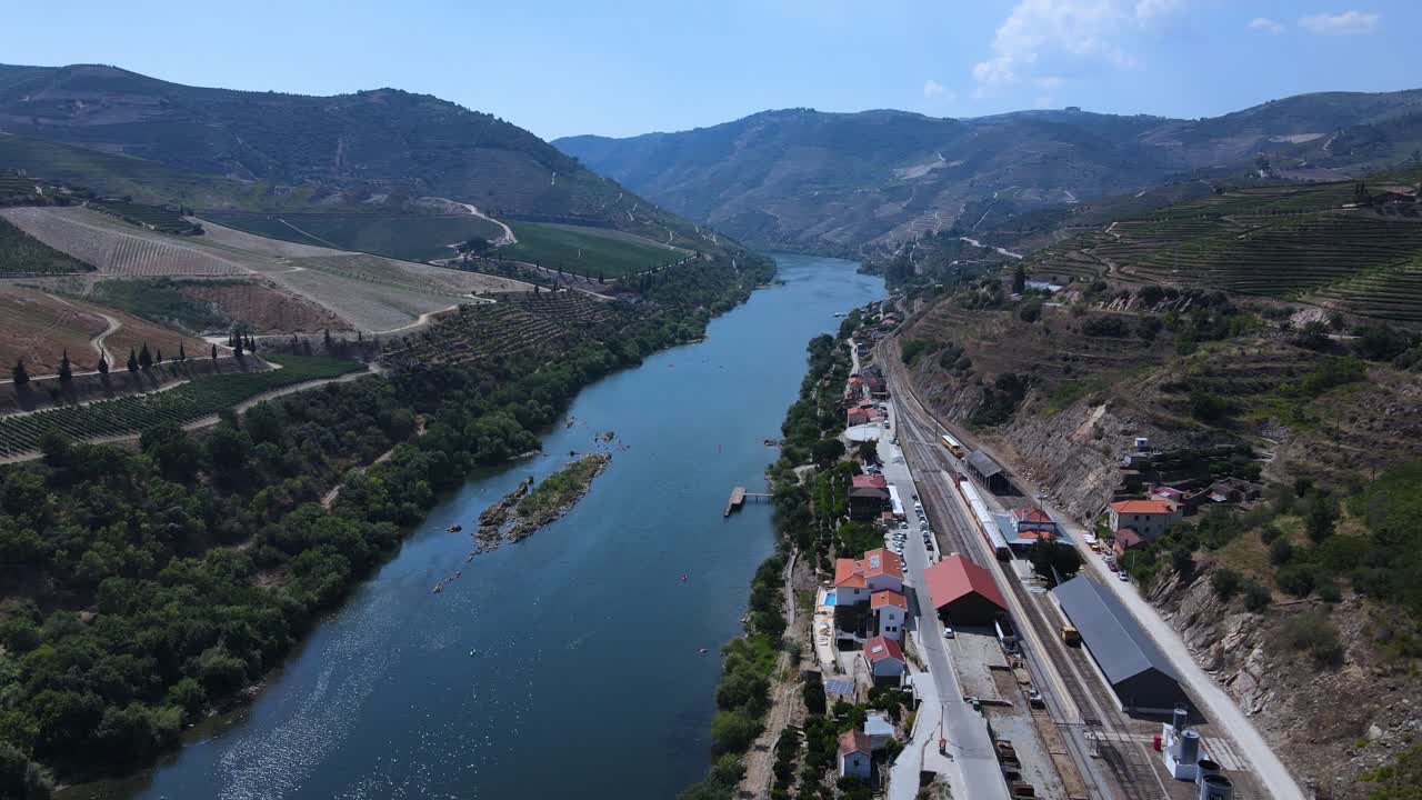 Veduta aerea sull'incredibile vecchia linea ferroviaria lungo il fiume Tua nel nord del Portogallo