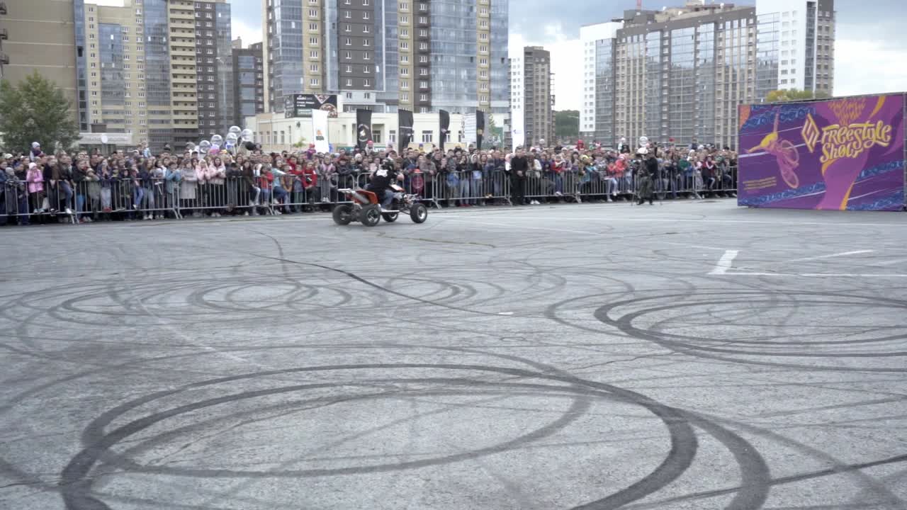 도시 광장에서 드 자전거 스턴트