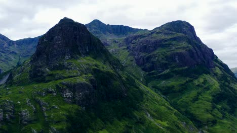 Vista-Aérea-Drone-Shot-of-The-Three-Sisters-in-Glen-Coe