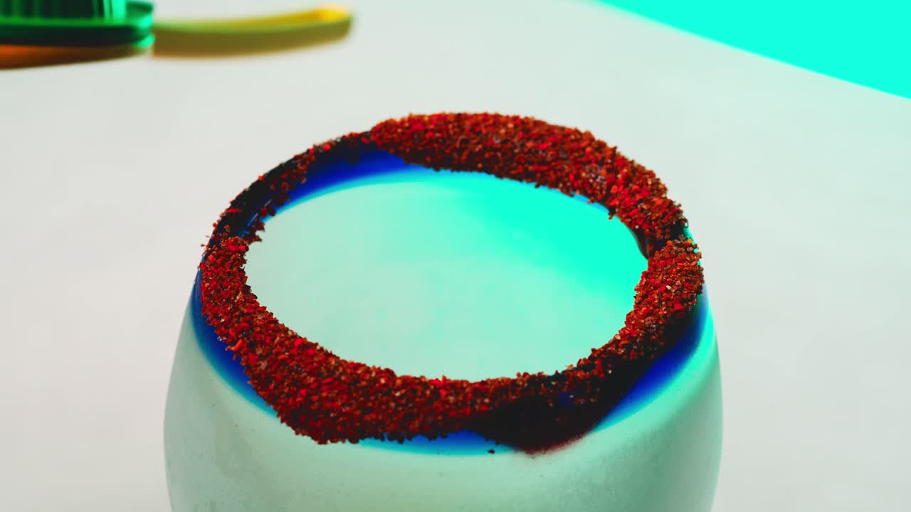 마스팅 된 유리 컵 안 에서 라임 주스 를 압축 하는 것