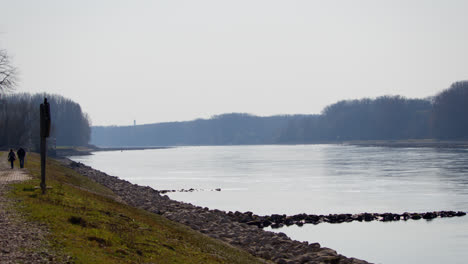 Kein-Schiffsverkehr-Auf-Dem-Rhein-Bei-Karlsruhe