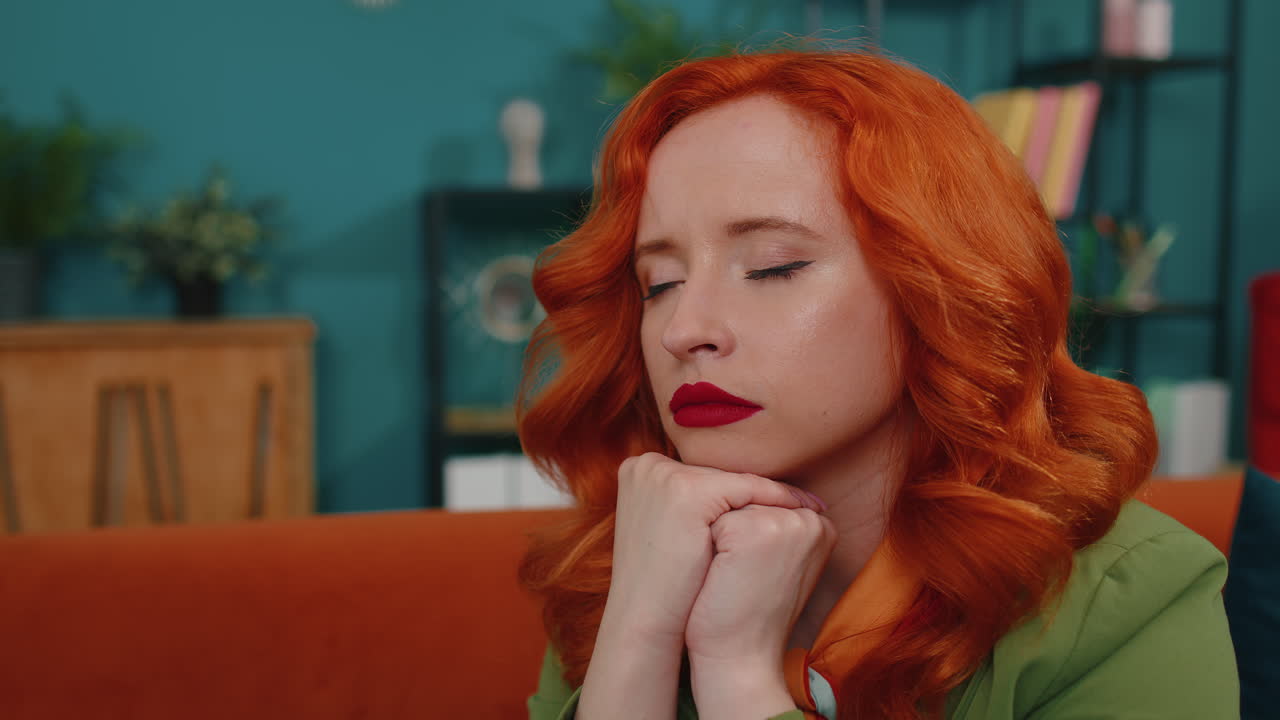 una chica joven en casa sufre de una situación injusta problema, ruptura, depresión, sentirse mal, agotamiento