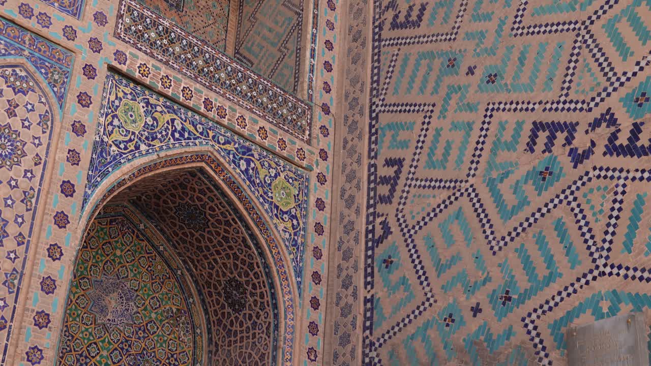 azulejos azules detallados y obras de arte islámicas en una mezquita en samarcanda, uzbekistán a lo largo de la histórica ruta de la seda