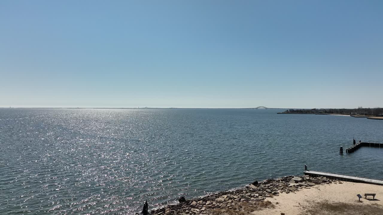 una vista de drones de la gran bahía sur en long island, nueva york, cerca de la costa de la bahía, nueva york en un día soleado