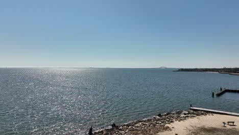 Una-Vista-De-Drones-De-La-Gran-Bahía-Sur-En-Long-Island,-Nueva-York,-Cerca-De-La-Costa-De-La-Bahía,-Nueva-York-En-Un-Día-Soleado