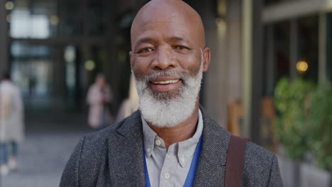retrato feliz maduro afroamericano hombre de negocios sonriendo en la ciudad disfrutando del estilo de vida urbano profesional alegre hombre negro viajero en cámara lenta
