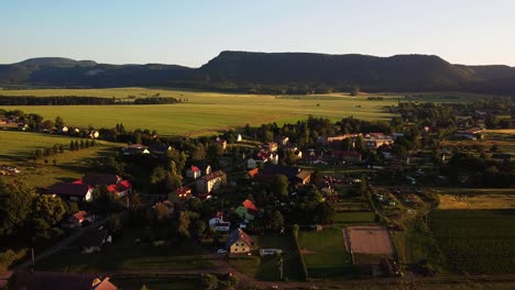 Antiguo-Pueblo-Europeo-Al-Pie-De-Las-Montañas