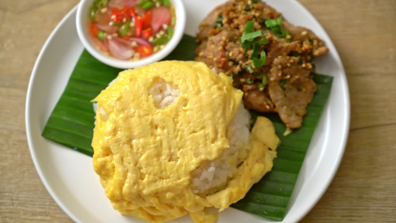 은 돼지고기 와 매운 소스 와 함께  위 에 달