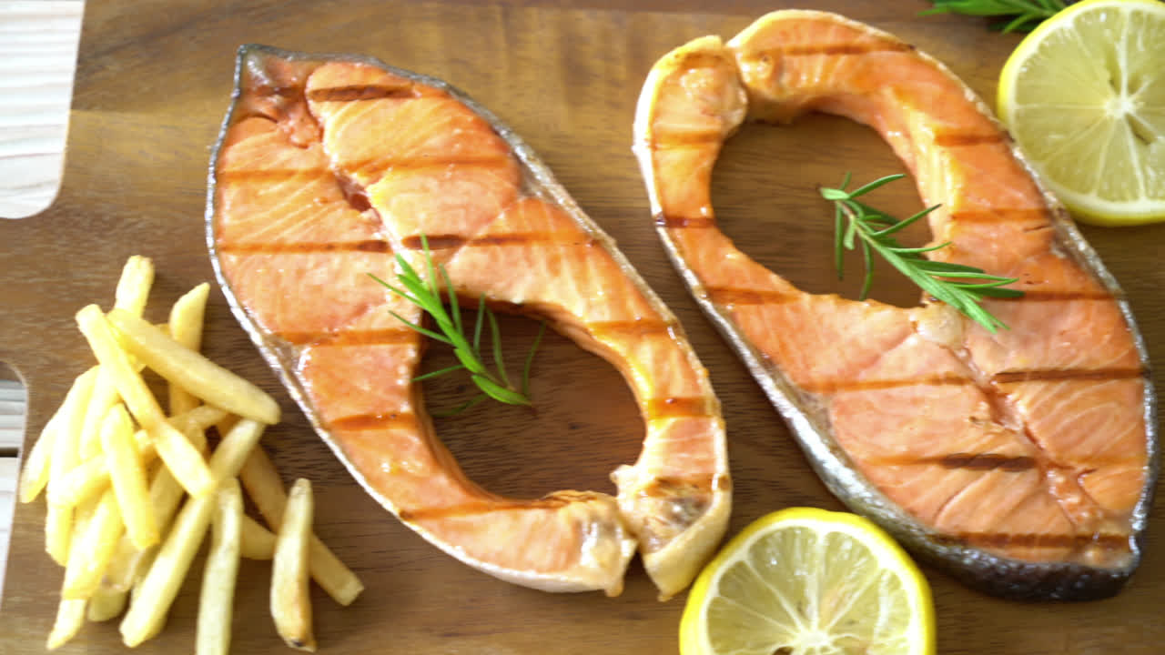레몬을 곁들인 구운 연어 스테이크 필레