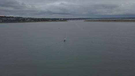 Vista-Aérea-De-Un-Barco-Que-Llega-Al-Muelle-En-Un-Pequeño-Pueblo-Irlandés-De-Malahide