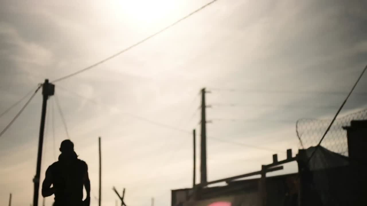 Человек бежит по улице.