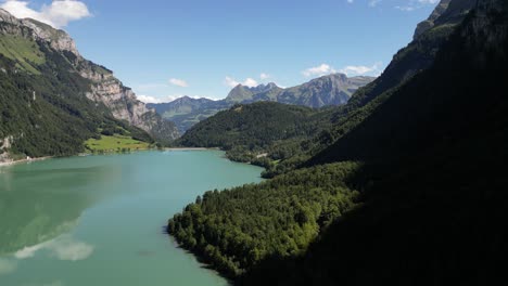 Zeitloses-Und-Fesselndes-Filmmaterial-Zeigt-Einen-Wunderschönen-See-Eingebettet-Zwischen-üppigen-Bergen.-Naturliebhaber-Und-Entspannungssuchende.-Virtuelle-Reise-Durch-Die-Berge.-Visuelles-Erlebnis-Wie-Im-Kino