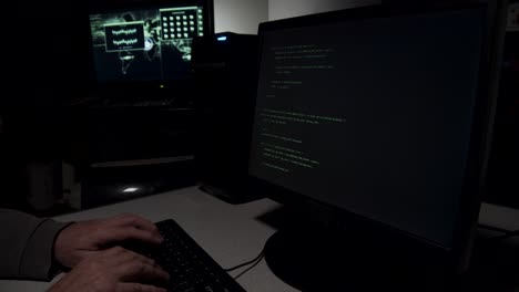 hacker di computer che digita il codice