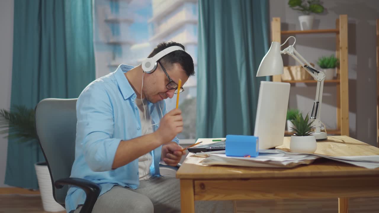 유쾌하고 긍정적 인 남자가 사무실 직원이나 프리랜서가 상상의 드럼을 연주합니다.