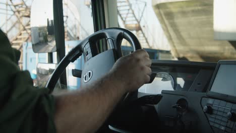 Primer-Plano-De-Las-Manos-Del-Hombre-Conduciendo-Un-Nuevo-Camión-Volvo-Lentamente