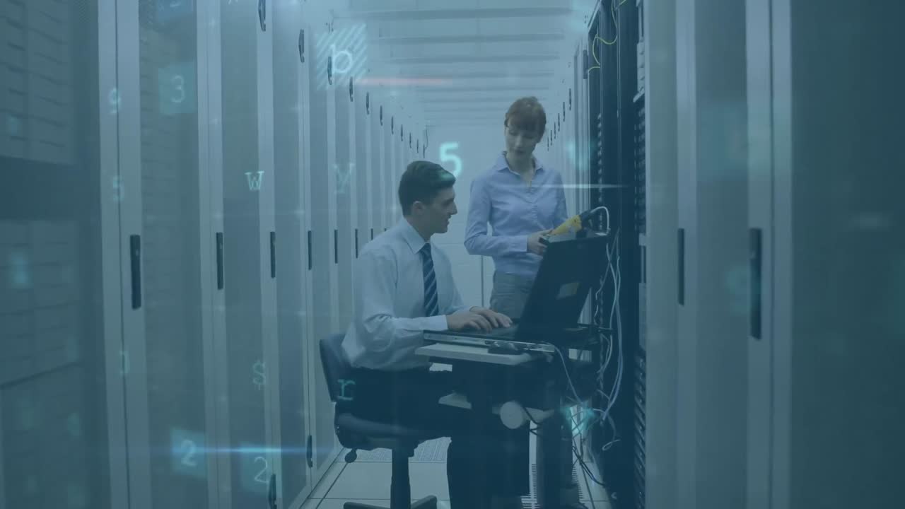 animación de advertencia de ataque cibernético sobre personas caucásicas en la sala del servidor