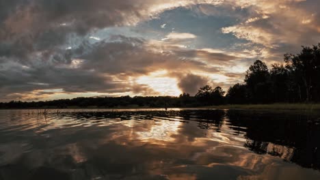 Timelaspe-Del-Atardecer-En-El-Lago