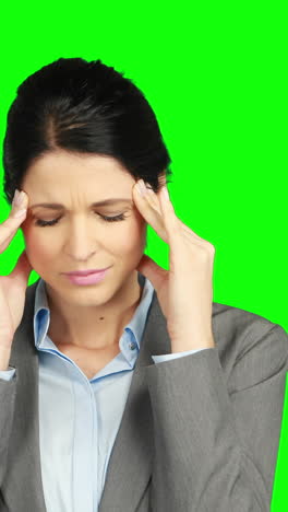 mujer de negocios preocupada sosteniendo su cabeza