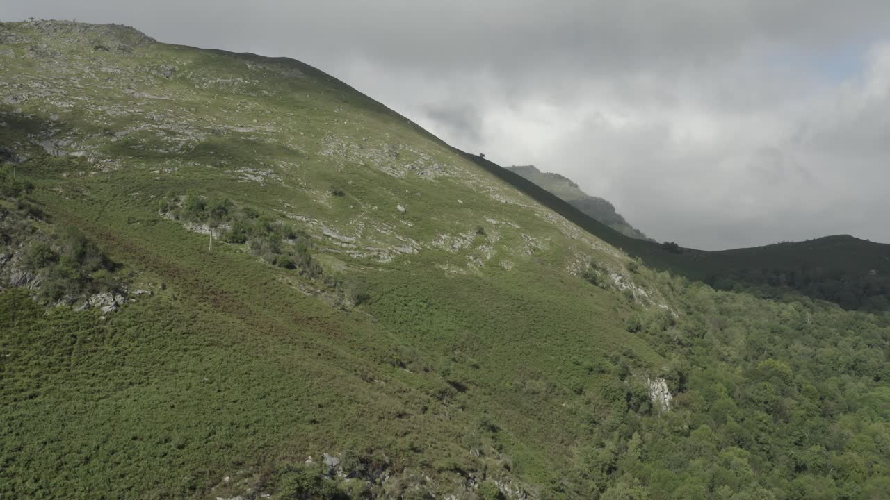 montañas de las altas pireneas en un día soleado con cielo nublado en el fondo, francia