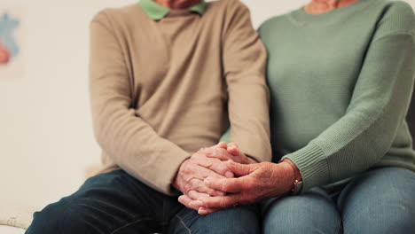 casa, cama y pareja de mayores tomados de la mano