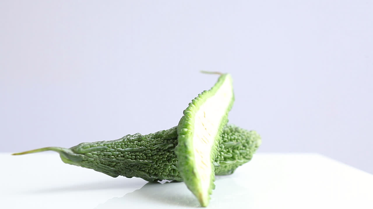 흰색 배경 측면 샷에서 회전하는 두 개의 여주