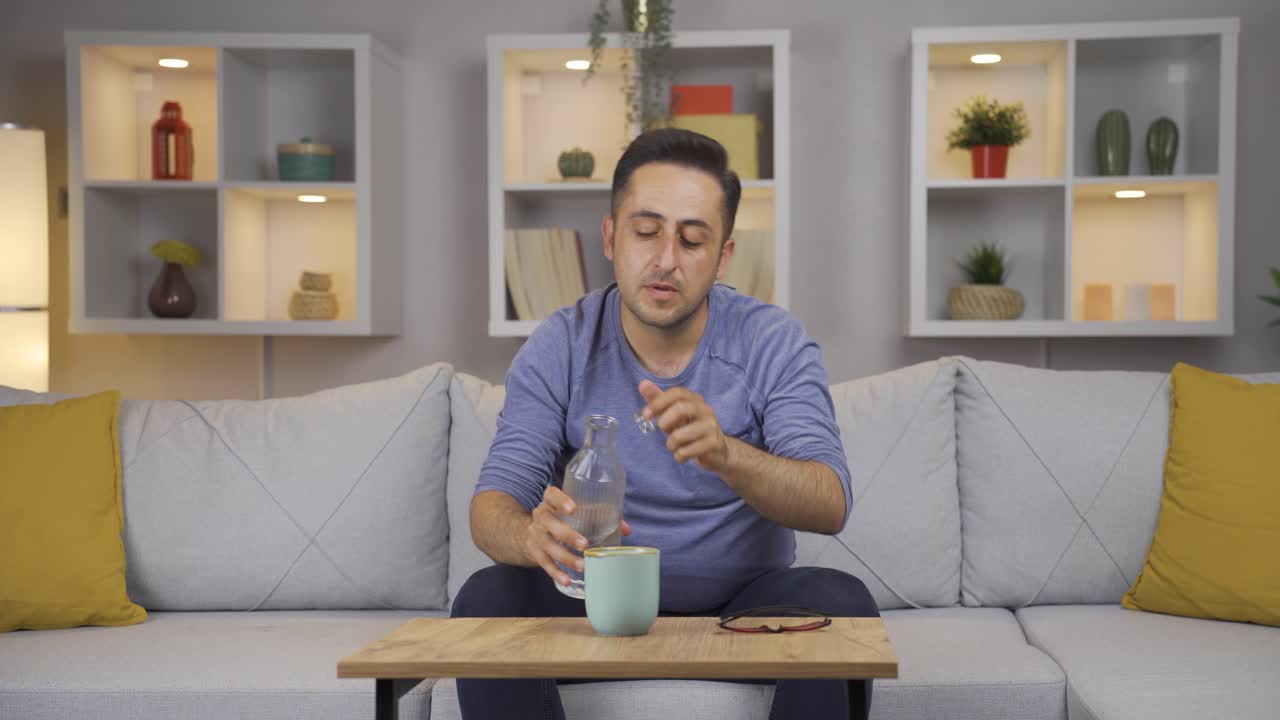 규칙적인 간격으로 물을 마시는 사람은 치유를 찾습니다.