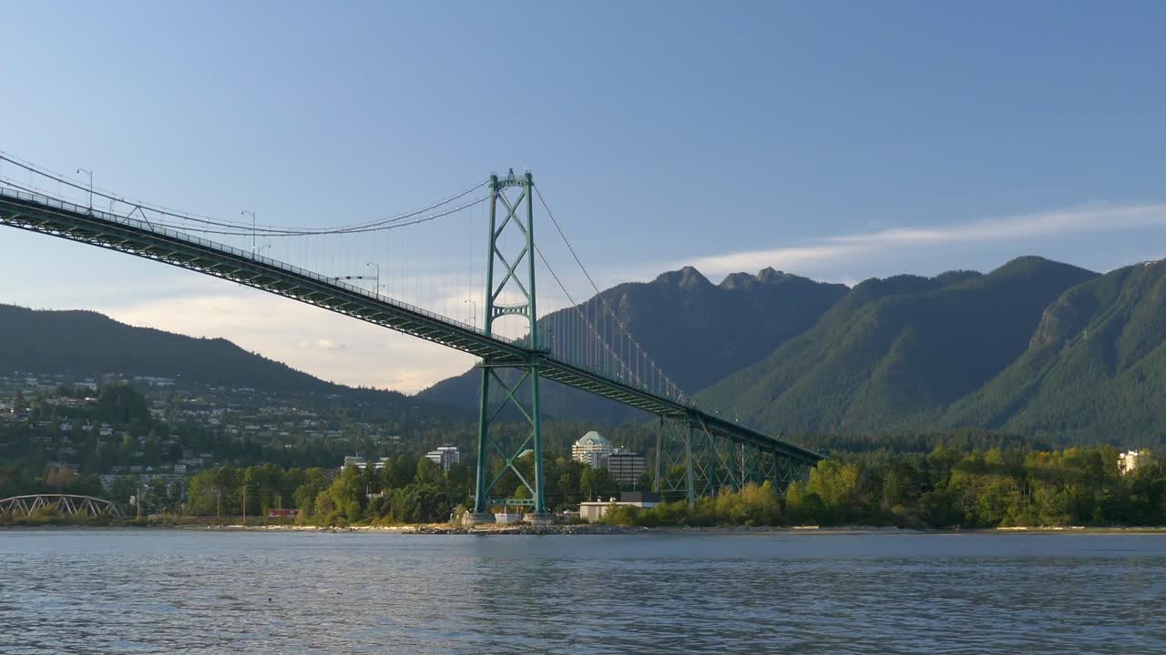 el puente lions gate que atraviesa la ensenada burrard en vancouver, canadá