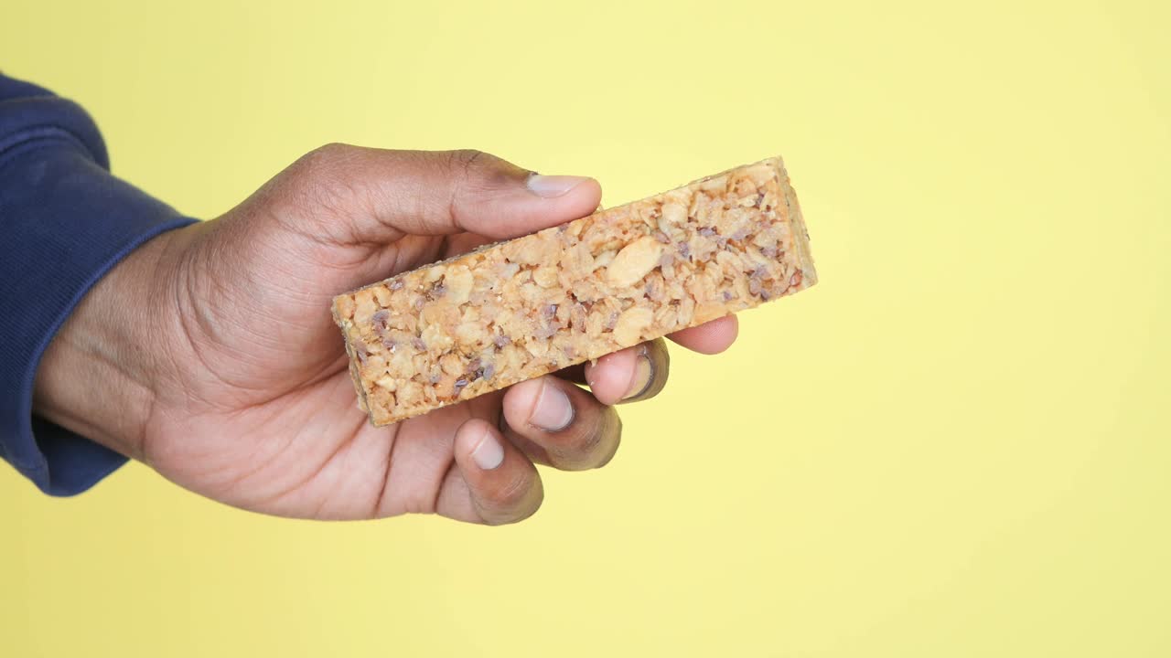mano con una barra de granola