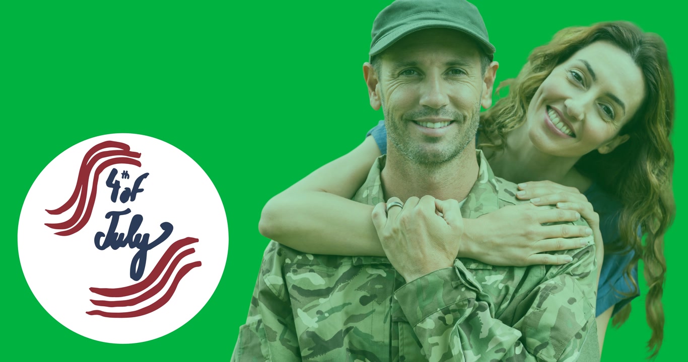 Testo "4th of July" su uno striscione circolare bianco su sfondo di un soldato maschio caucasico e sua moglie sorridenti